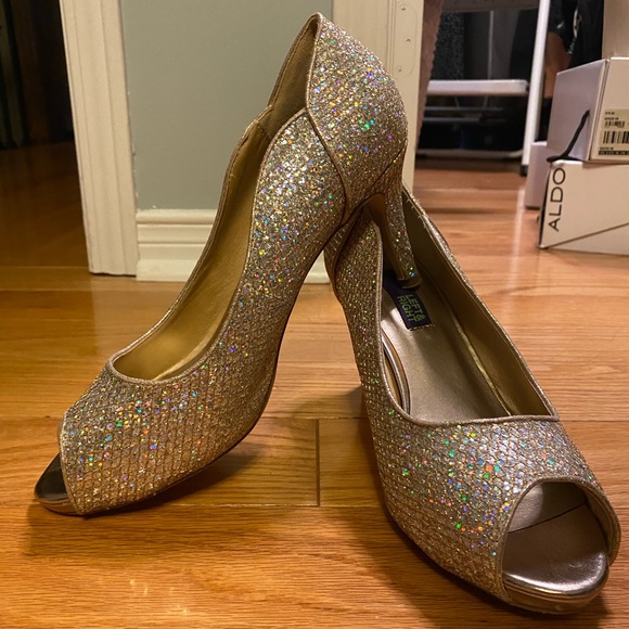 Gold sparkly size 8 peep toe heels! - Picture 4 of 4